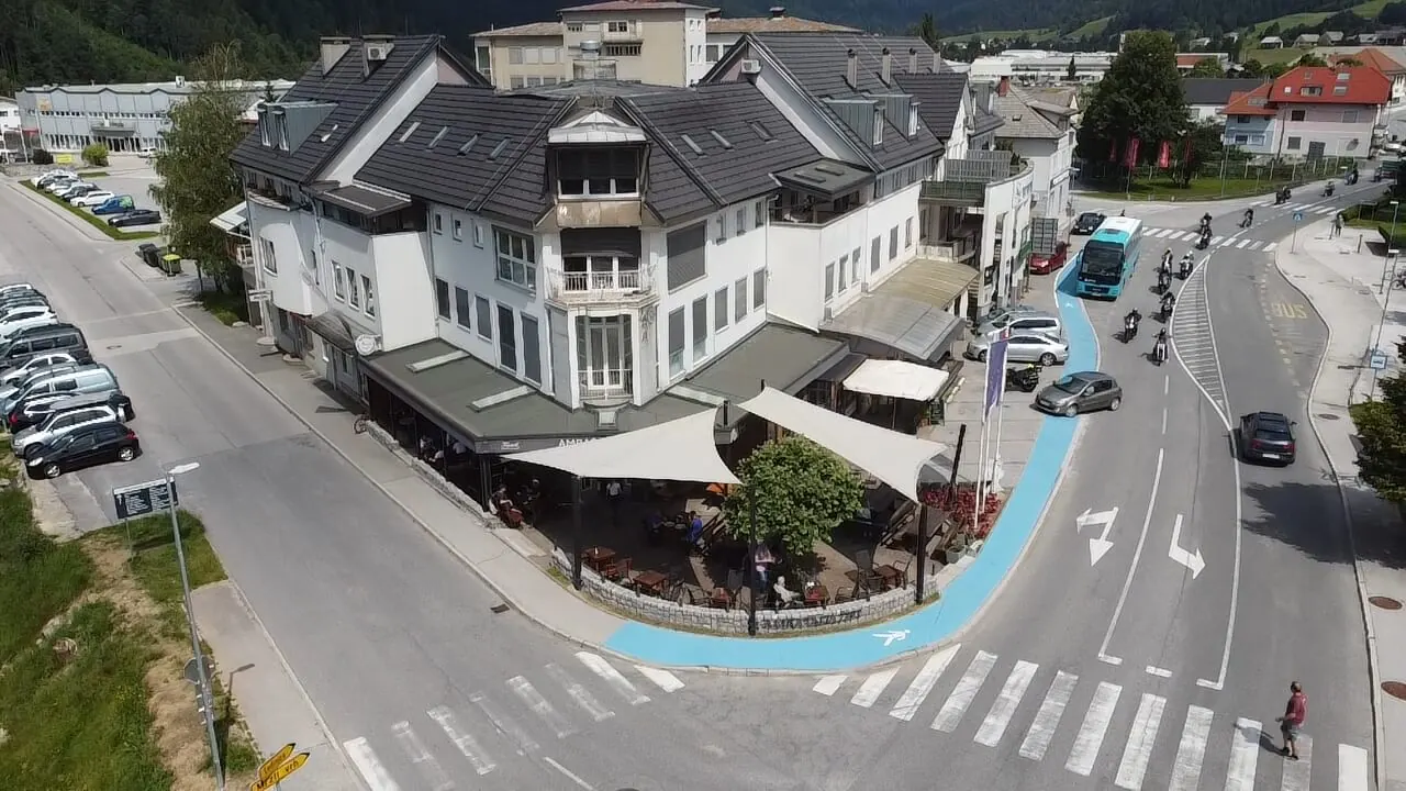 Ambasada Žiri s teraso v središču Žirov, pogled iz zraka